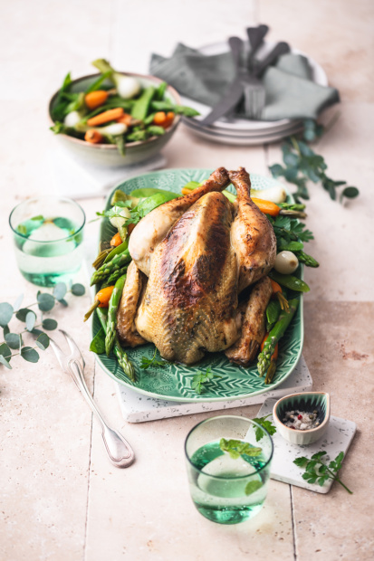 Poulet du Bourbonnais entier rôti, farci au beurre d'herbes sous la peau et accompagné de ses légumes de printemps