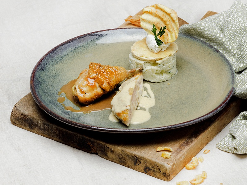 Poulet du Bourbonnais cuisiné avec une sauce à la moutarde de Charroux